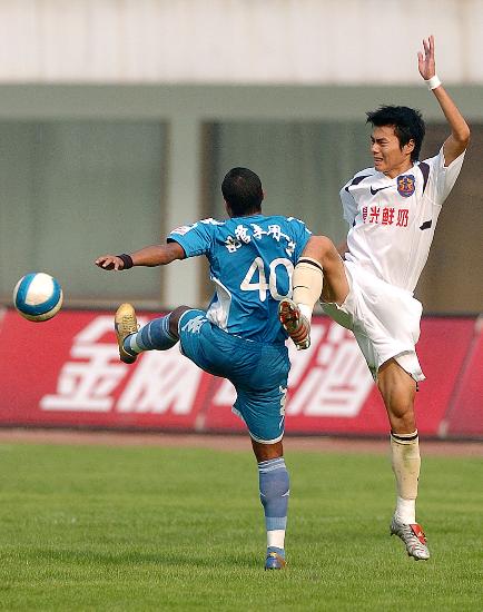 爱游戏在线登录-激情碰撞！女子足球比赛引爆激情的简单介绍