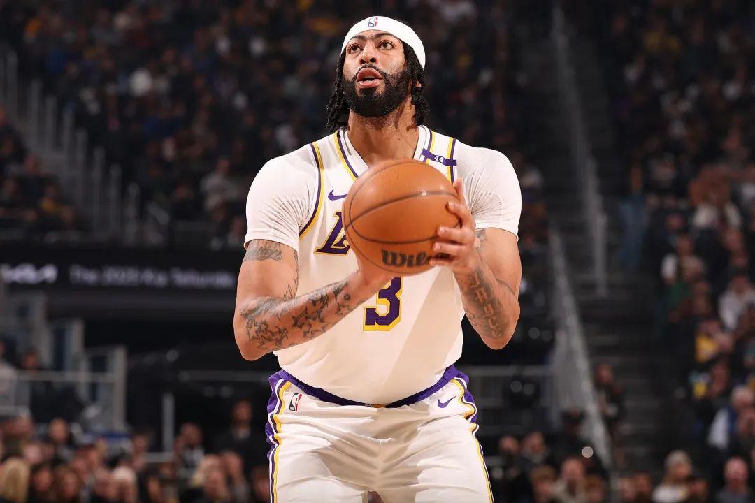 爱游戏官网-包含热门转会话题：湖人队成为头号目标球队争夺巨星球员的词条