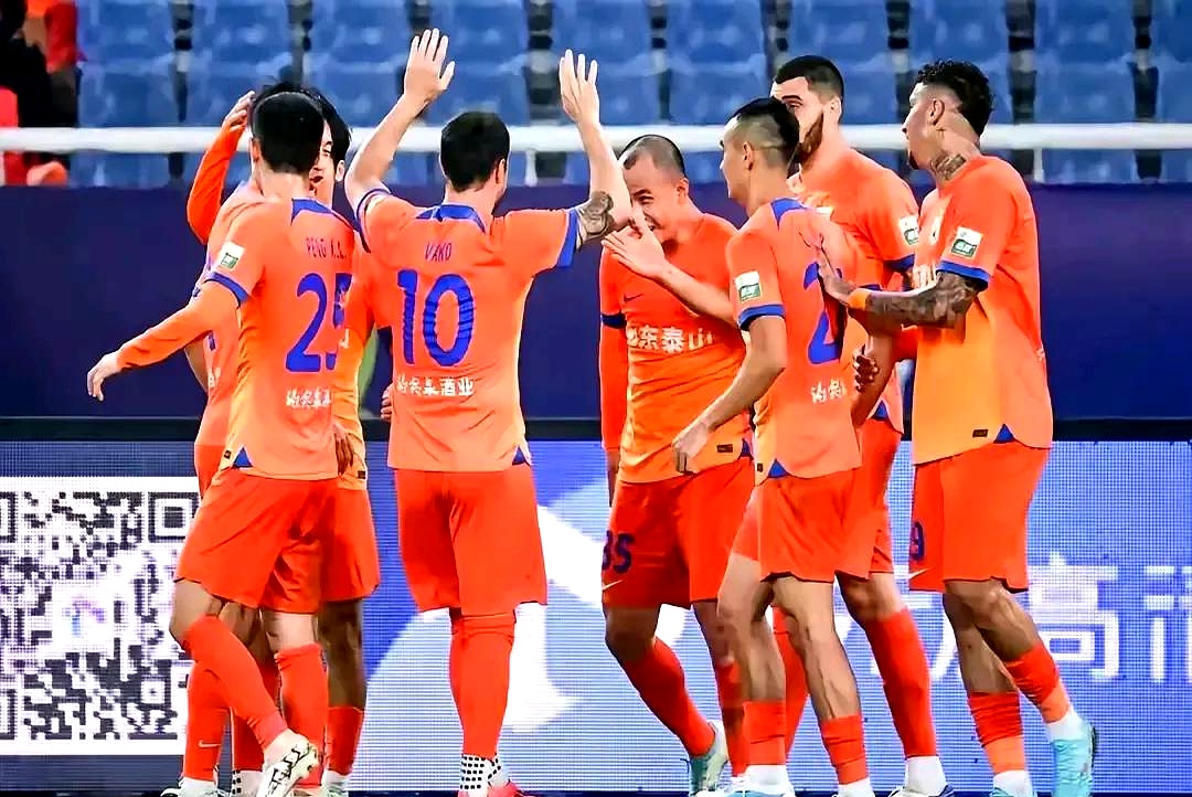 球队频繁变阵,最终奏效成功防守 球队频繁变阵,最终奏效成功防守