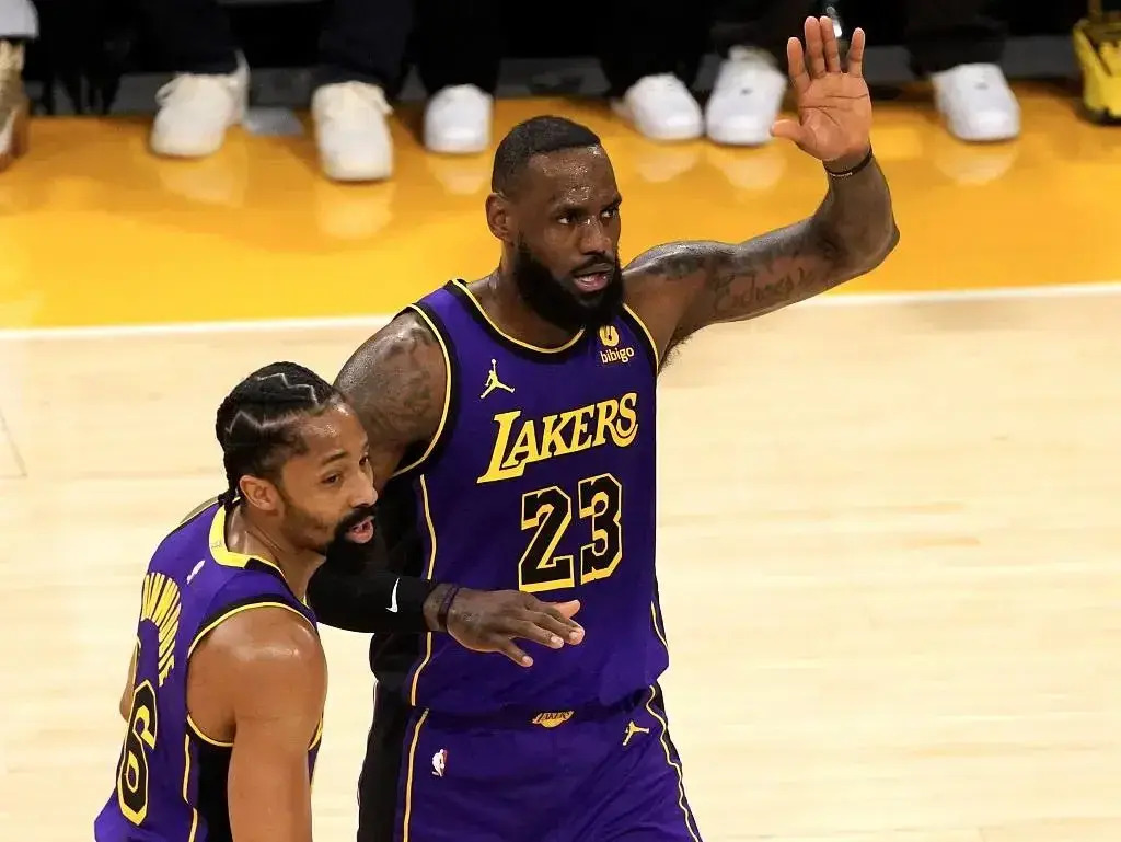 爱游戏中国官网-包含湖人主场艰难战胜马刺，稳步前进季后赛的词条