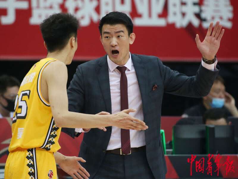 爱游戏网页版-主教练战术高超，率队杀入四强