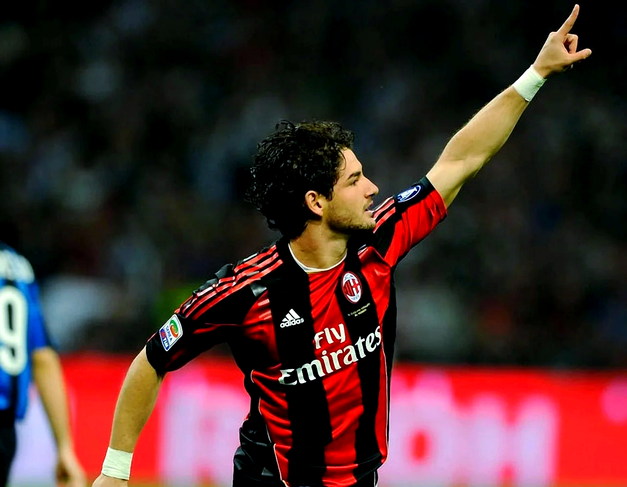 包含AC米兰客场战平都灵，艰难保持不败纪录！的词条