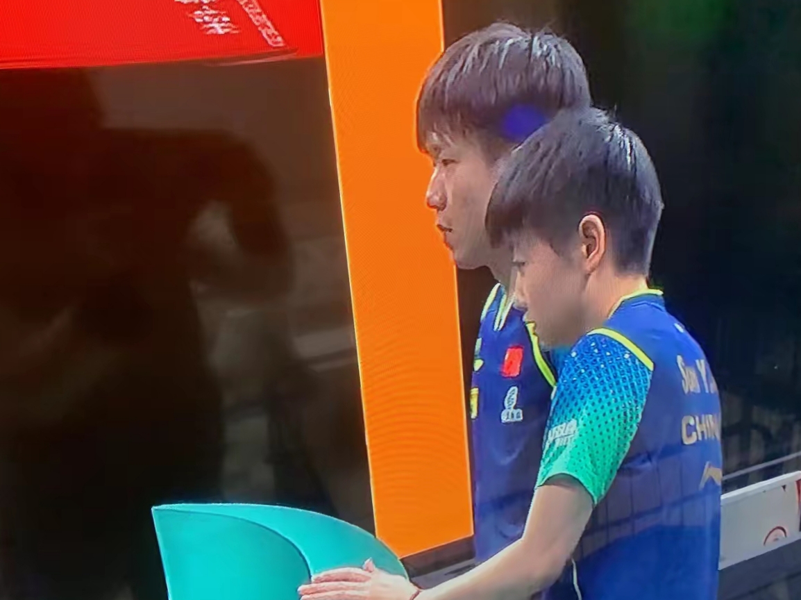 联赛新冠军诞生,欢呼声此起彼伏 联赛新冠军诞生,欢呼声此起彼伏