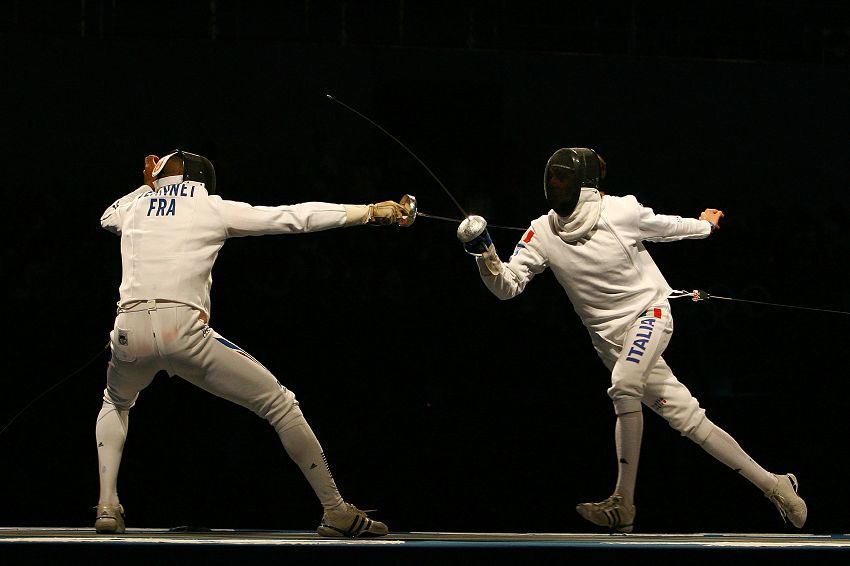 法国运动员在击剑比赛中奋勇争先