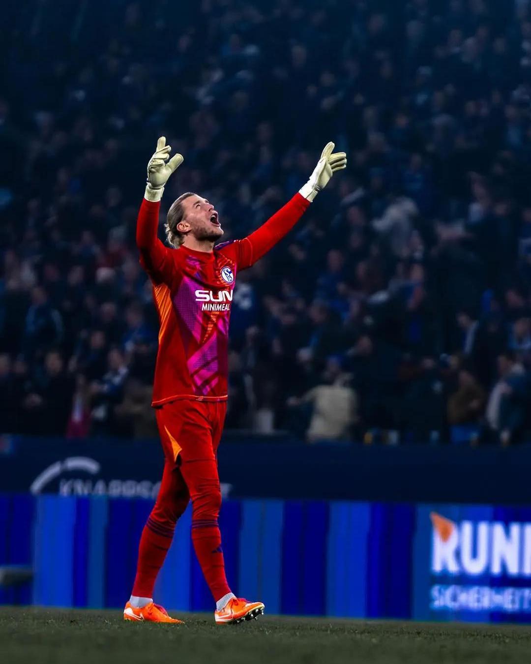 沙尔克战术失误，客场难以逆转比分