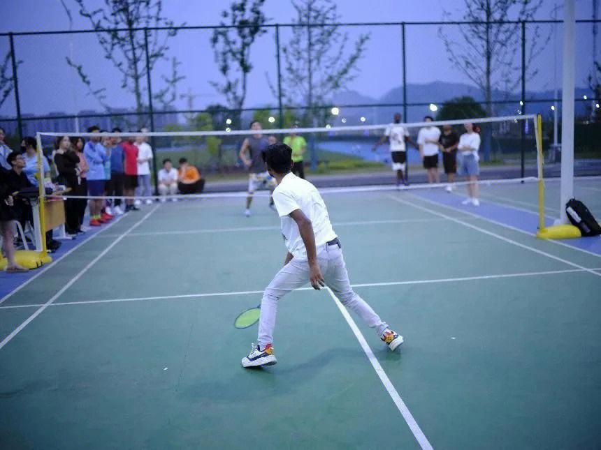 赛场争锋激烈，球队势如破竹一路领先