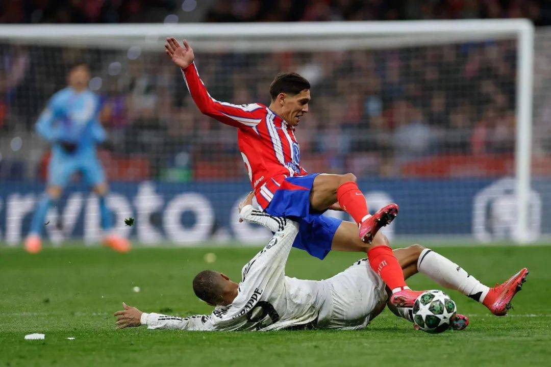 爱游戏登录入口-萨索洛中场控球秀技，球队获得胜利