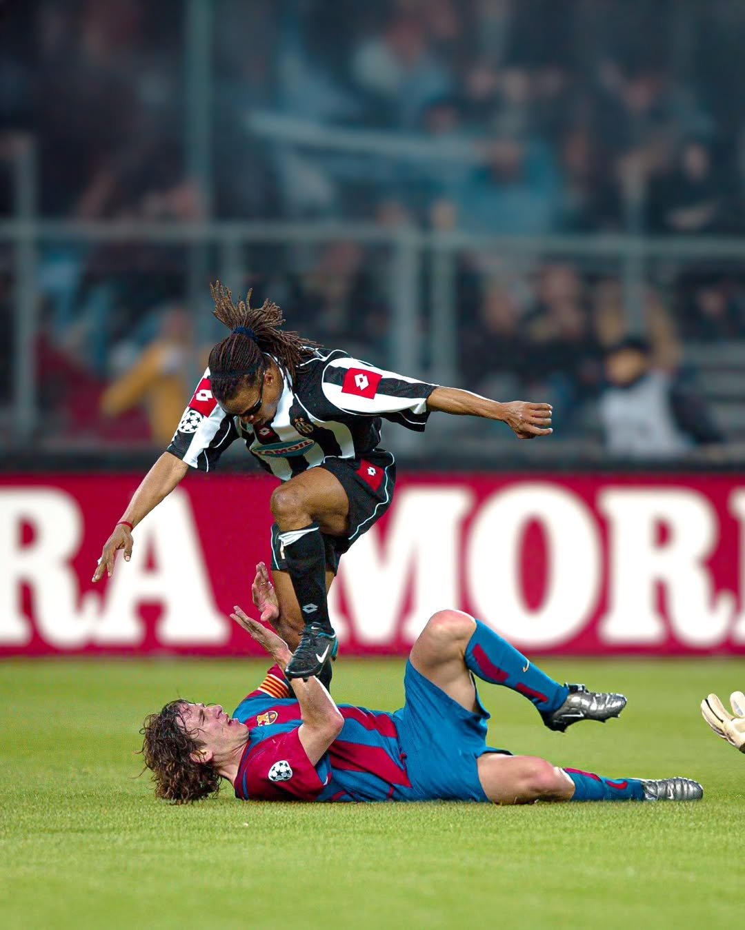 包含巴塞罗那惨遭淘汰，无缘亚冠决赛的词条