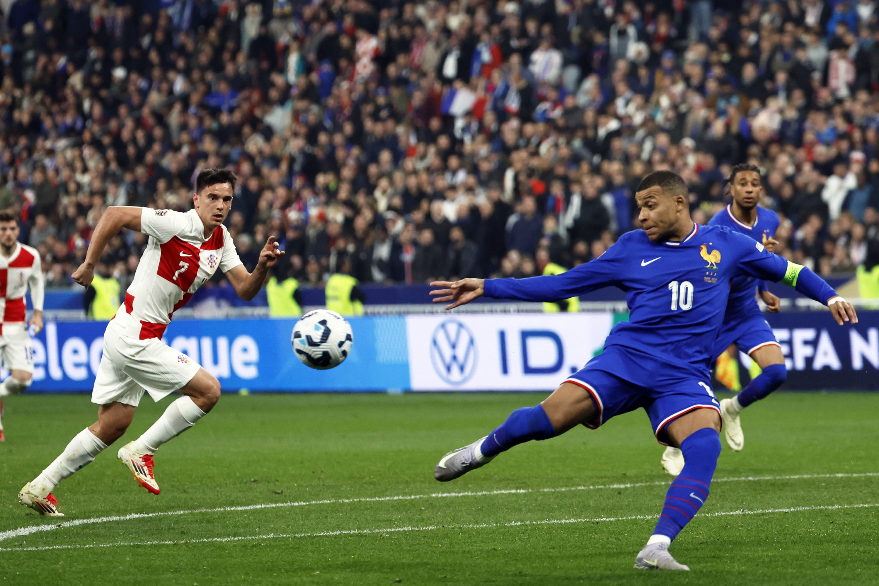 包含欧国联半决赛：球队实力拉开差距的词条