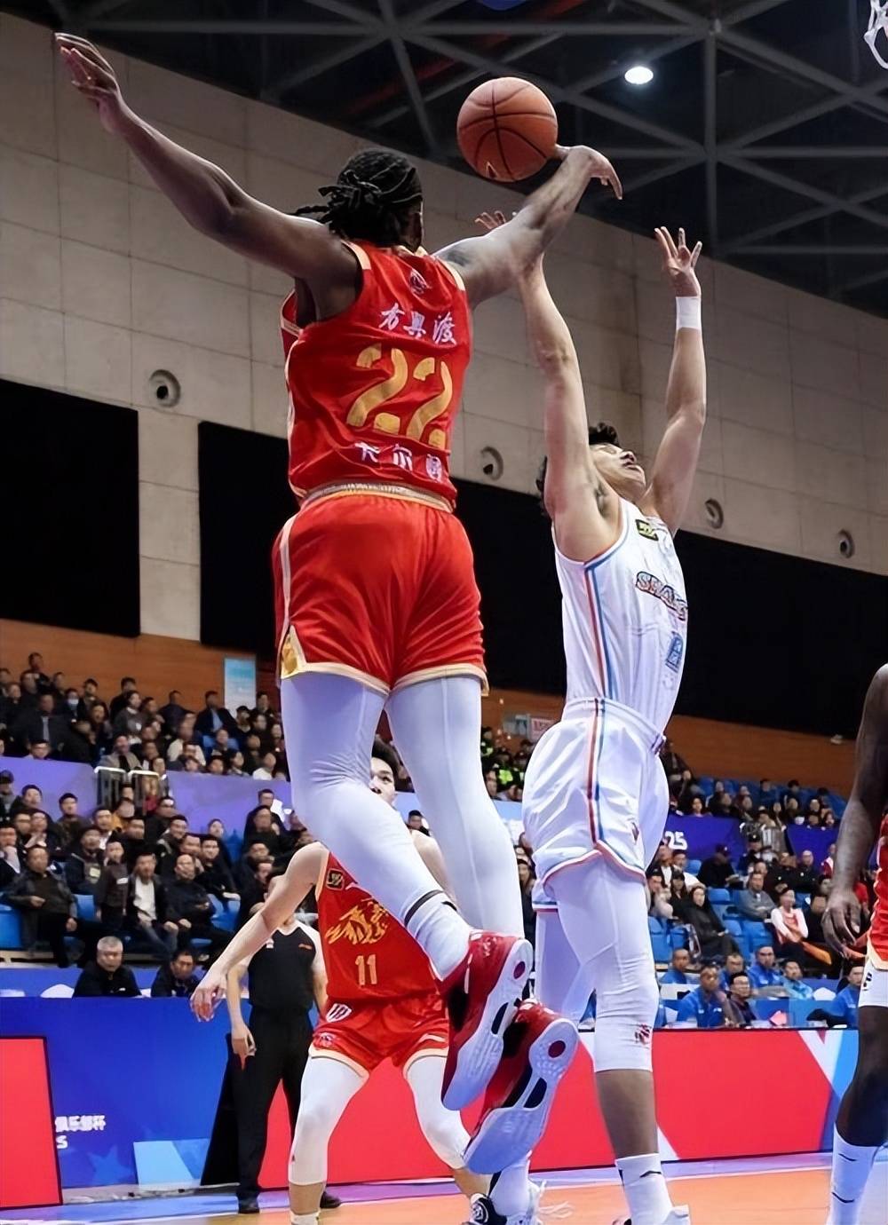 新疆男篮力压对手，获得最终胜利