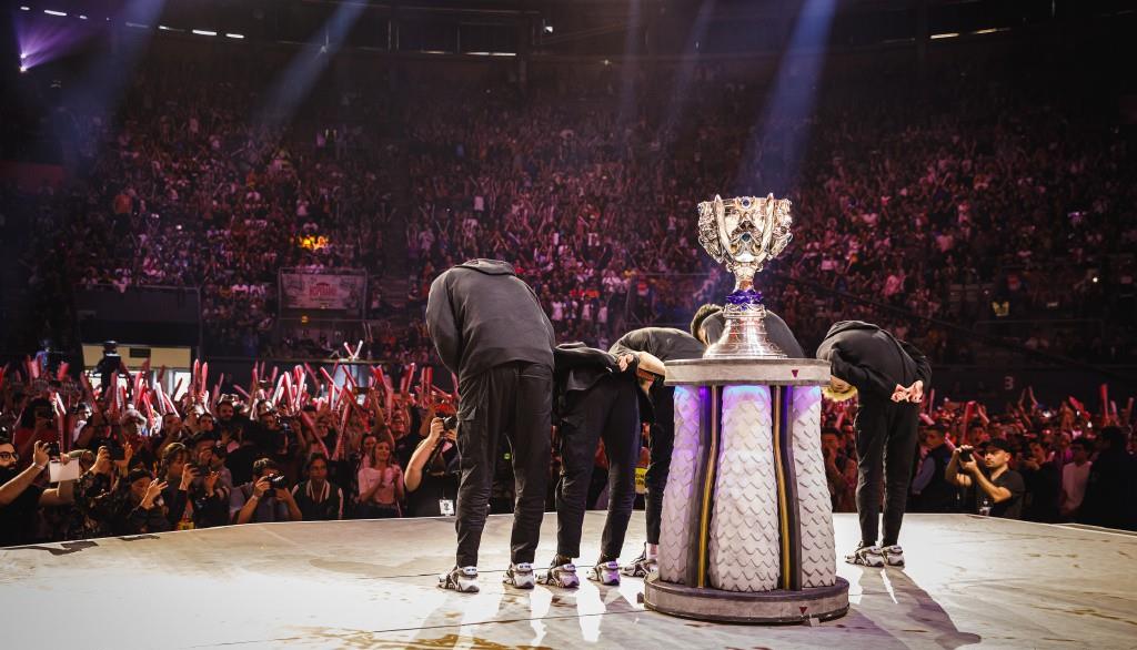 包含网友神预测：今年S赛冠军已被剧透？的词条