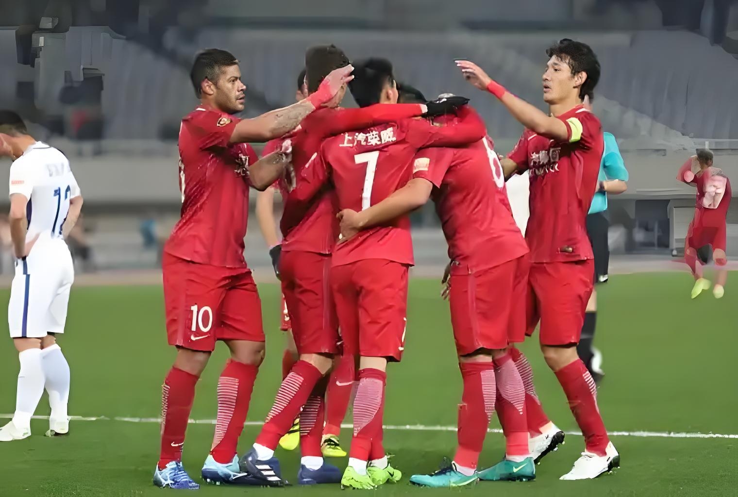 爱游戏入口-上港客场击败鲁能取得胜利